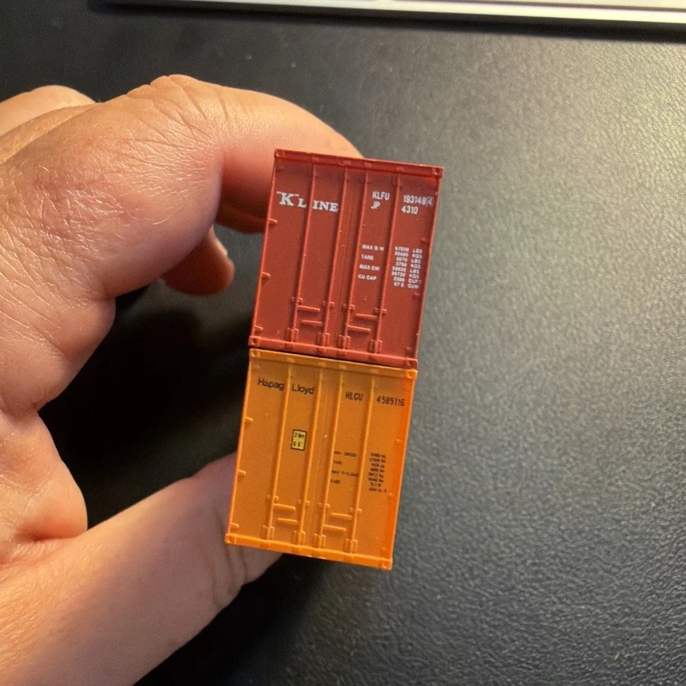 HO Scale TTX DTTX Intermodel Well Car With Two Cargo Containers